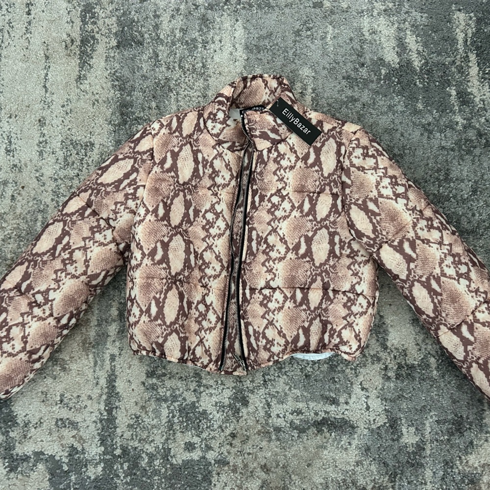 BRAND NEW Emily Bazar Snake Skin Cropped Puffer Jacket size Small
